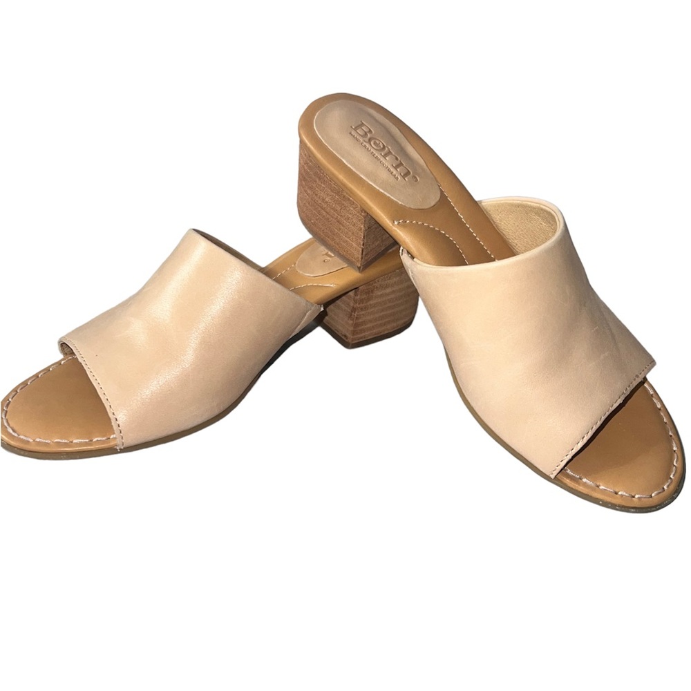 Women’s Born slip on dress sandal size 6.  Excellent pre owned condition🌸